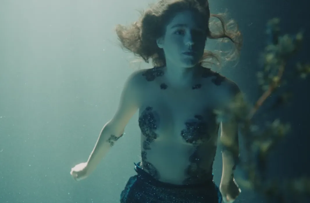 Jak Birdy zmieniła się w syrenkę... Piękny klip do "Wild Horses" [WIDEO]