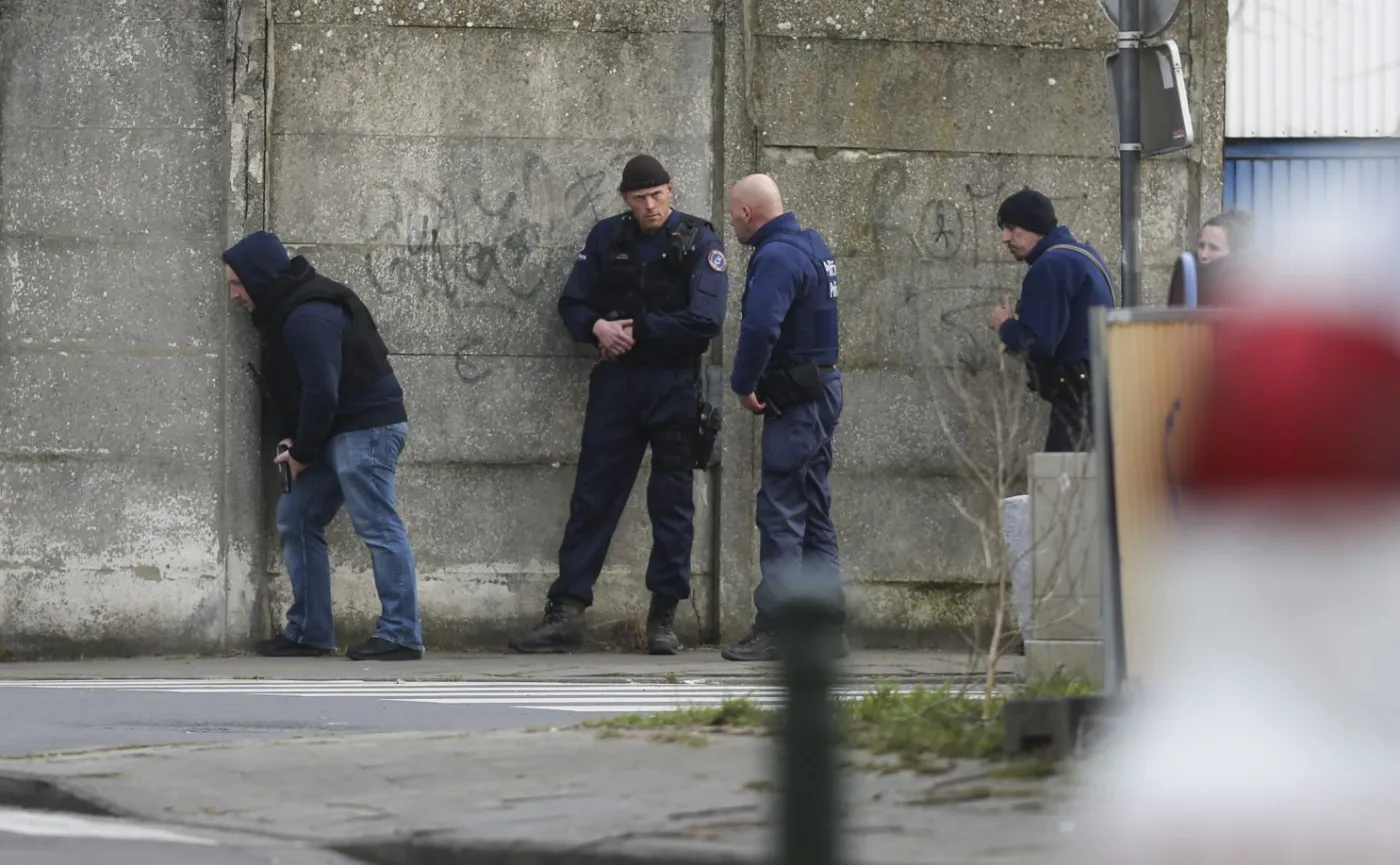 Akcja policji przeciwko terrorystom w Brukseli. Nie żyje jeden podejrzany