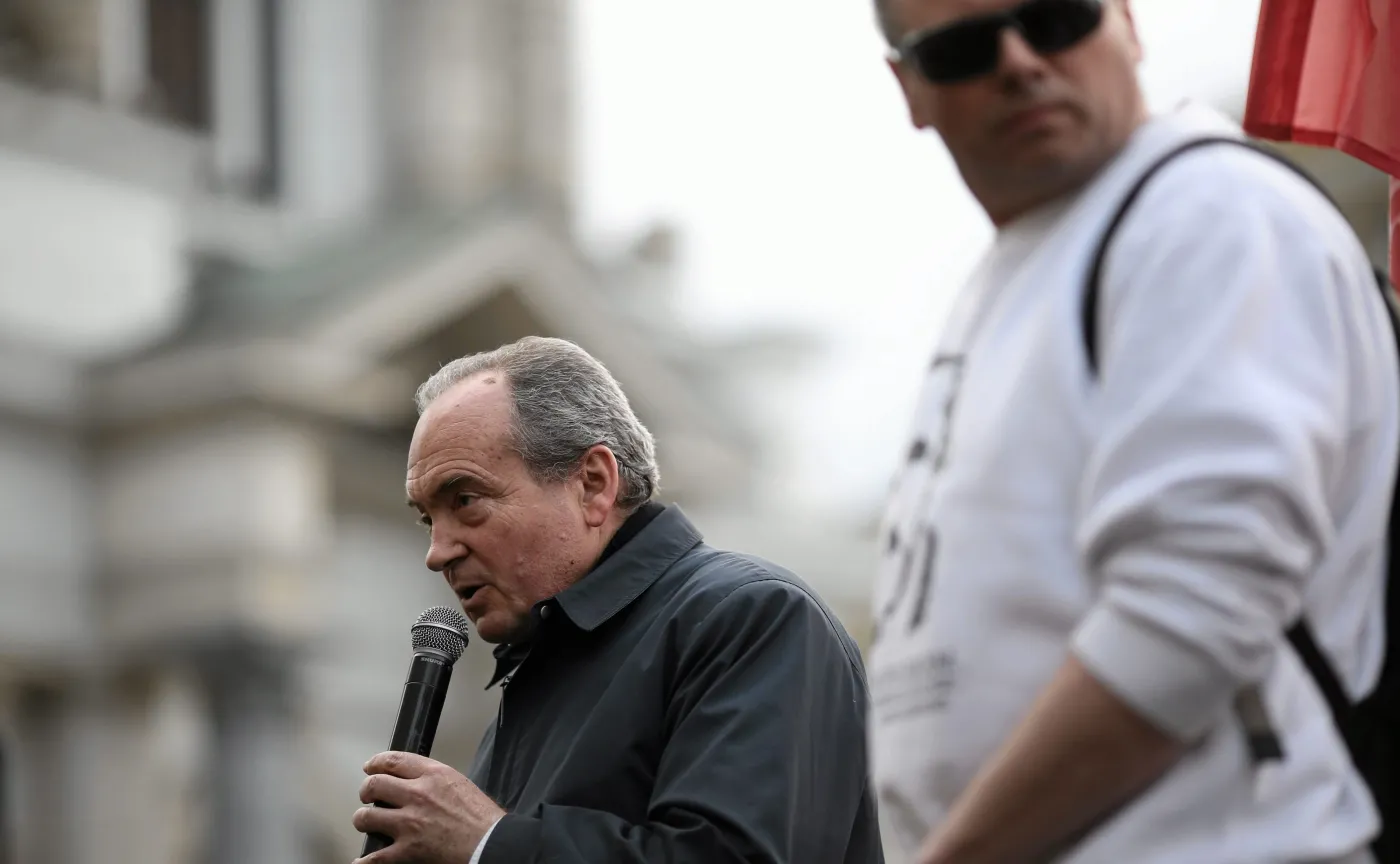 Ksiądz Stanisław Małkowski przemawia w czasie demonstracji przeciwko odbudowie tęczy na Placu Zbawiciela w Warszawie