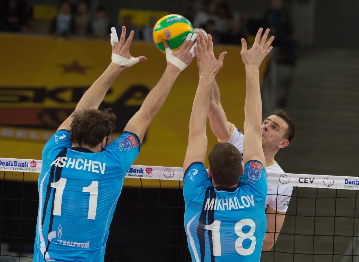 Zawodnik PGE Skry Bełchatów Mariusz Wlazły (P) oraz Andrey Ashchev (L) i Maxim Mikhailov (C) z Zenitu Kazań, podczas meczu siatkarskiej Ligi Mistrzów