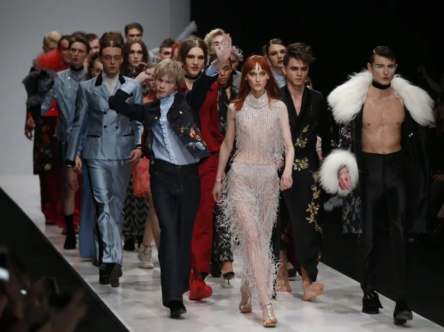 Bardzo kobiecy mężczyźni i nagie ciała na tygodniu mody w Moskwie