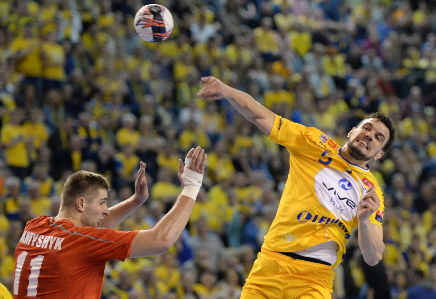 Zawodnik Vive Tauron Kielce Michał Jurecki (P) mija w ataku Dzmitry Kamyshyka (L) z Mieszkow Brześć podczas rewanżowego meczu 1/8 finału Ligi Mistrzów piłkarzy ręcznych