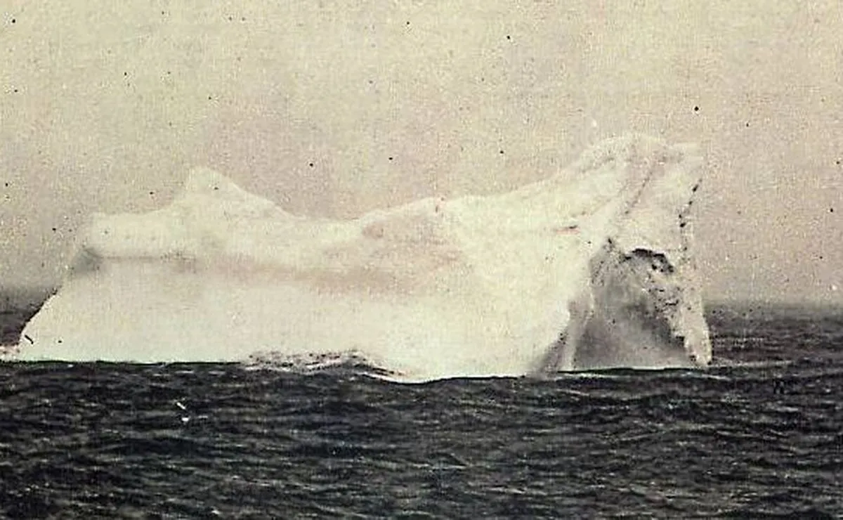 Góra lodowa, z którą prawdopodobnie zderzył się Titanic (zauważono na niej ślady czerwonej farby, jaką pokryta była podwodna część statku)