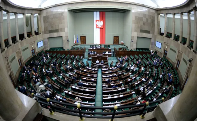 Ustawa o obrocie ziemią przyjęta. Sejm dodał kilka poprawek. "Uśmiech w stronę rolników. Bezzębny"