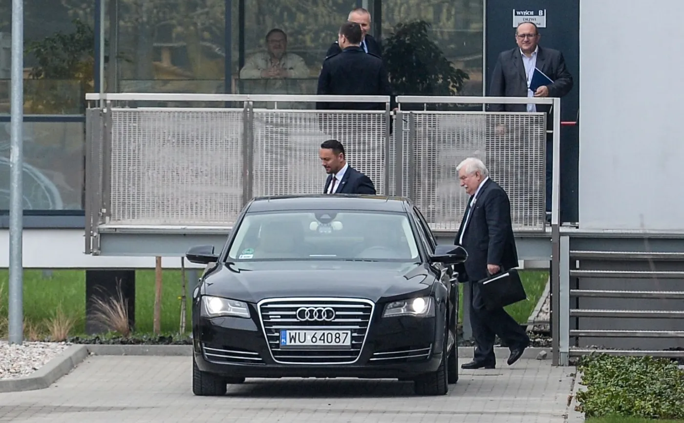 Były prezydent Lech Wałęsa wychodzi z Instytutu Pamięci Narodowej w Warszawie