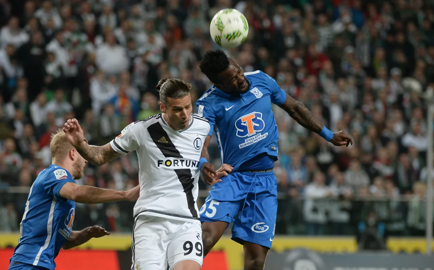 Zawodnik Legii Warszawa Aleksandar Prijović (C) i Abdul Tetteh (P) z Lecha Poznań podczas meczu grupy mistrzowskiej piłkarskiej Ekstraklasy