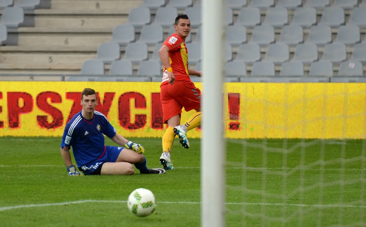 Zawodnik Korony Kielce Airam López Cabrera (P) pokonuje bramkarza ze Śląska Wrocław Mateusza Abramowicza i zdobywa bramkę podczas meczu grupy spadkowej polskiej Ekstraklasy