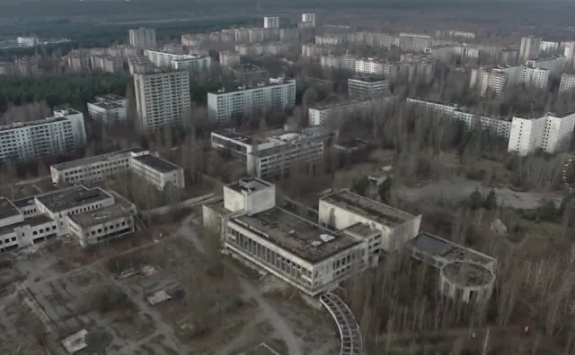 Wymarłe miasto Prypeć - 30 lat po wybuchu w Czarnobylu [NAGRANIE Z DRONA]