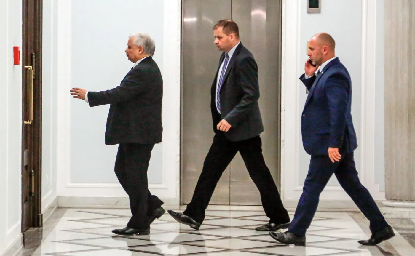 Jarosław Kaczyński z ochroniarzami BOR