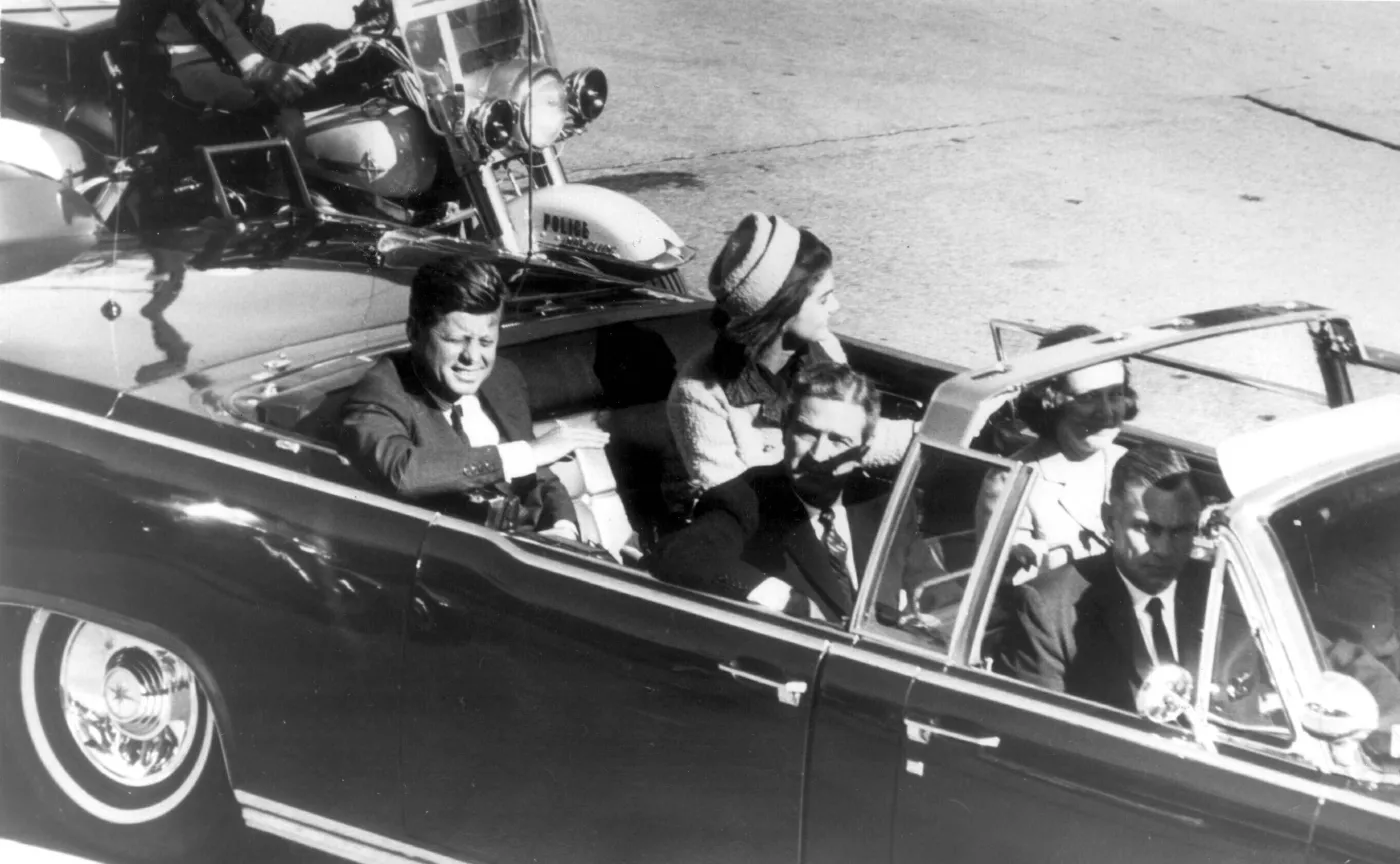 Prezydent USA John Fitgerald Kennedy z małżonką Jacqueline w Dallas, na chwilę przed zamachem