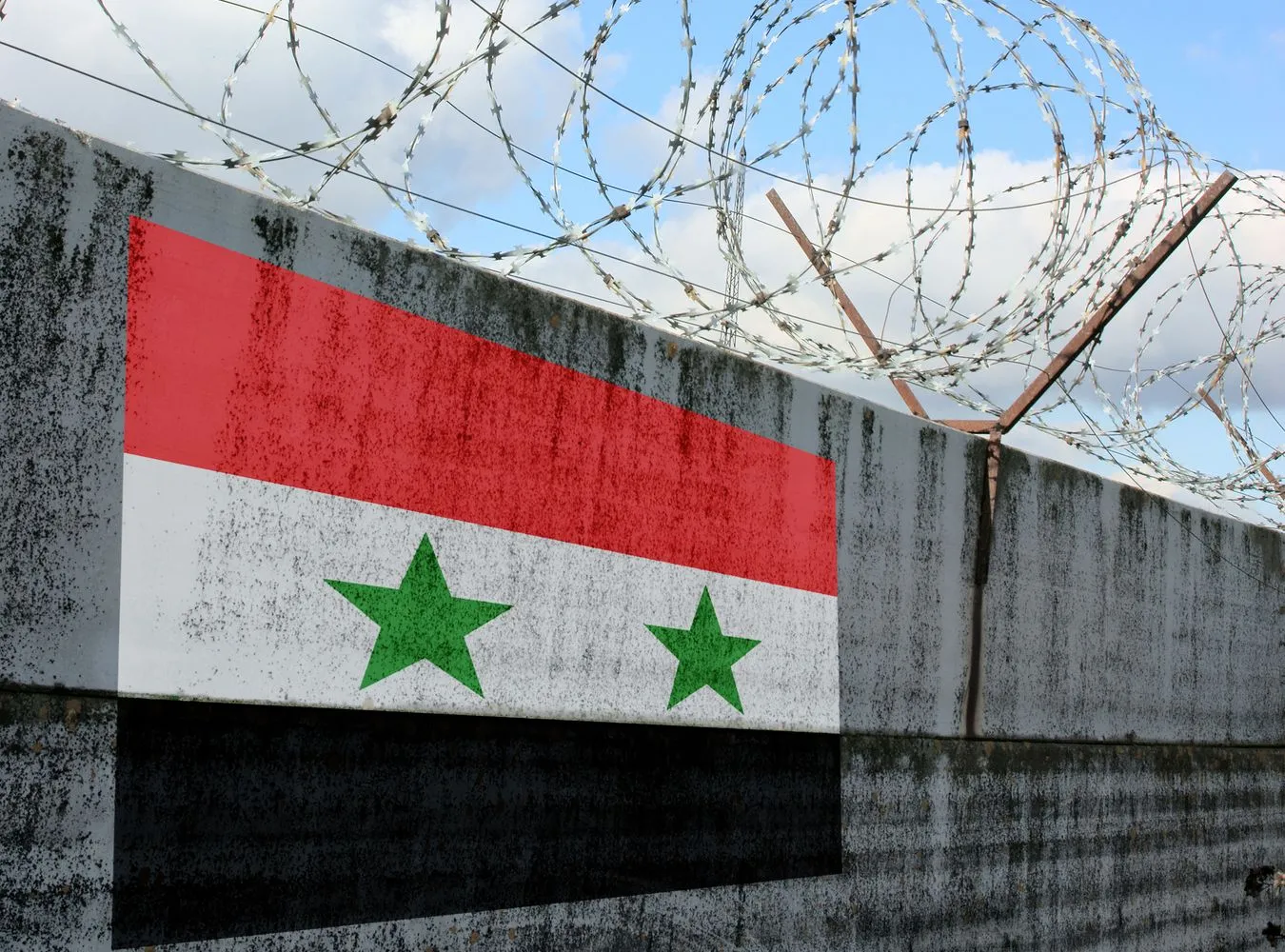 Flaga Syrii namalowana na więziennym murze