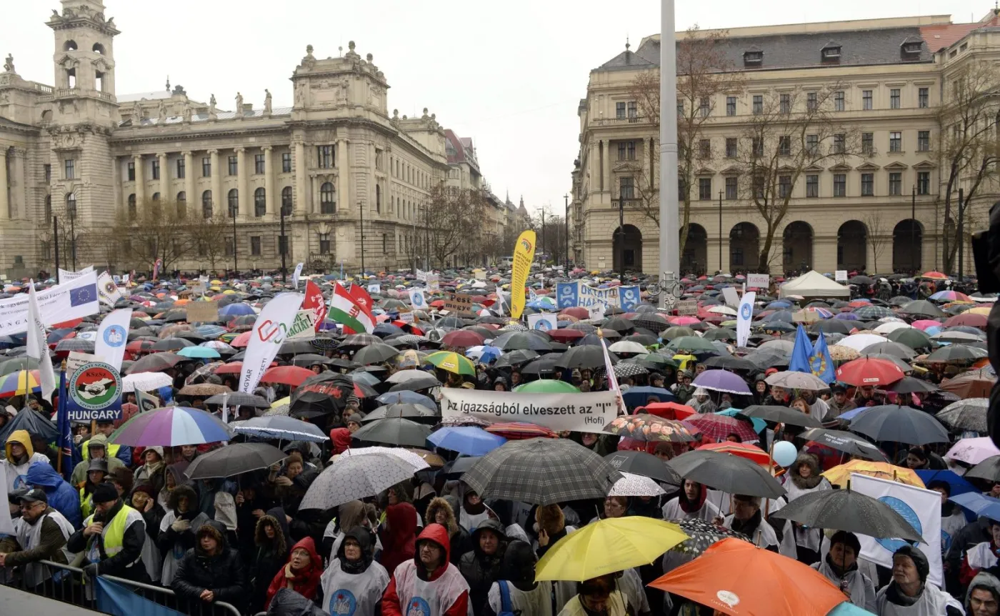 8731888-wielka-manifstacja-przeciw-reformom.jpg