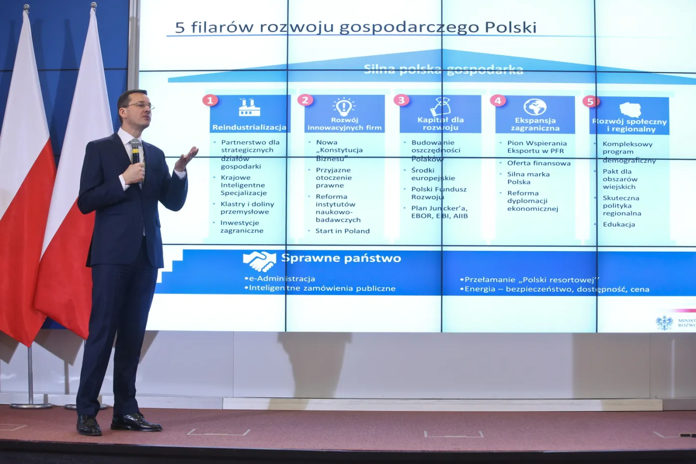 Wicepremier, minister rozwoju Mateusz Morawiecki, podczas konferencji prasowej, po posiedzeniu rządu w Warszawie