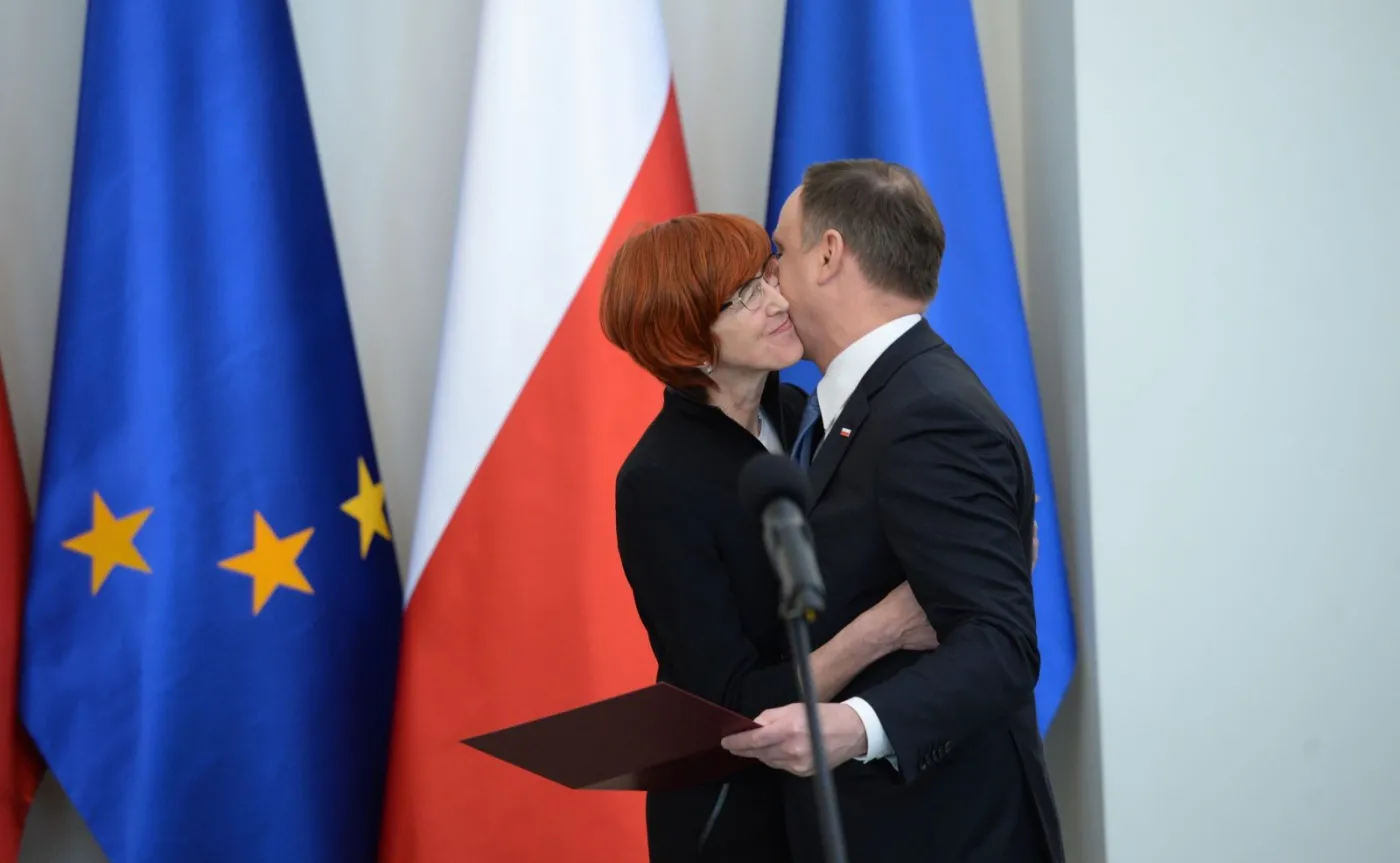 Prezydent Andrzej Duda w obecności minister rodziny, pracy i polityki społecznej Elżbiety Rafalskiej podpisał ustawę wprowadzającą "Program 500 Plus"