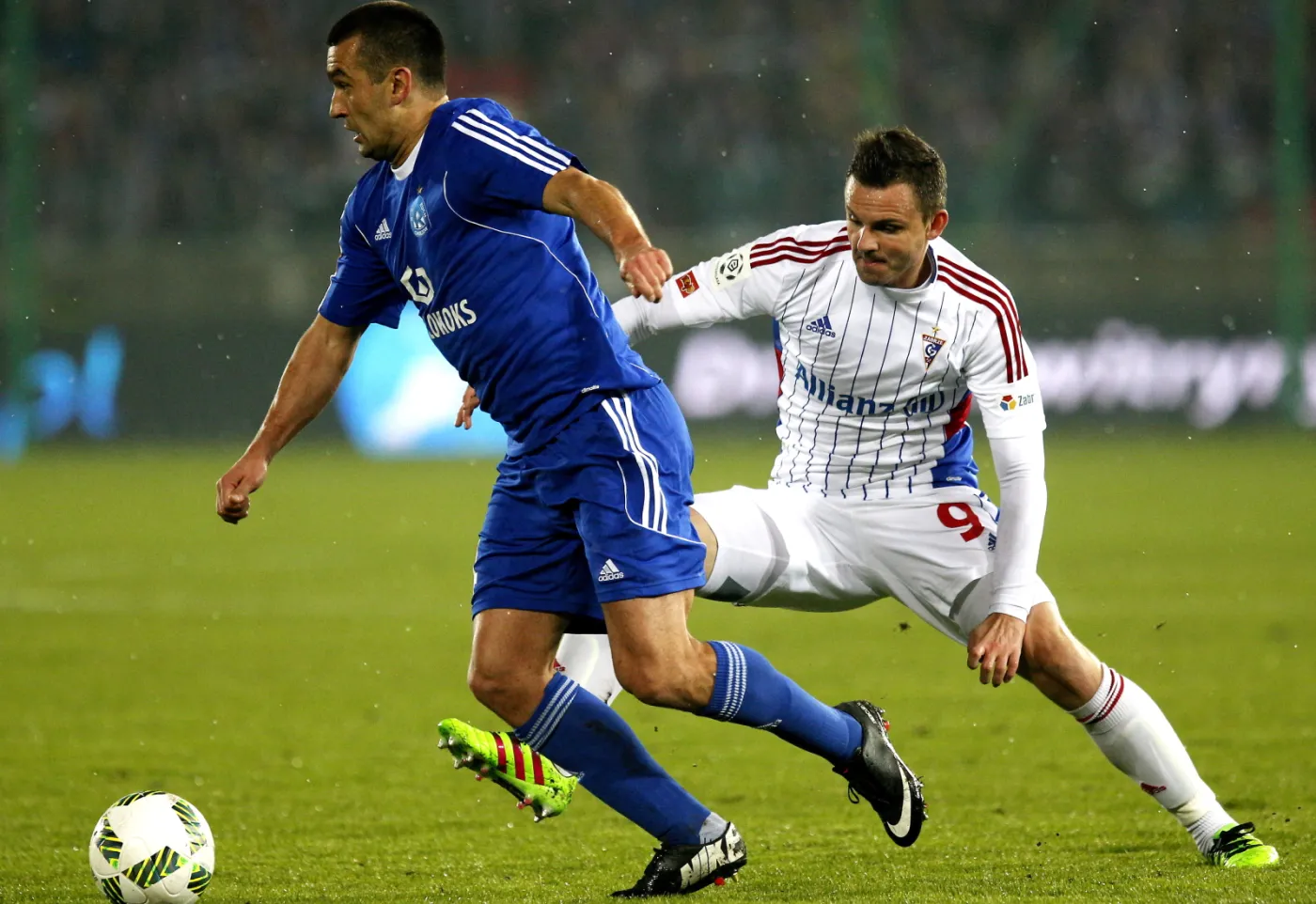 Zawodnik Górnika Zabrze Aleksander Kwiek (P) w pojedynku o piłkę z Łukaszem Surmą (L) z Ruchu Chorzów podczas meczu polskiej Ekstraklasy