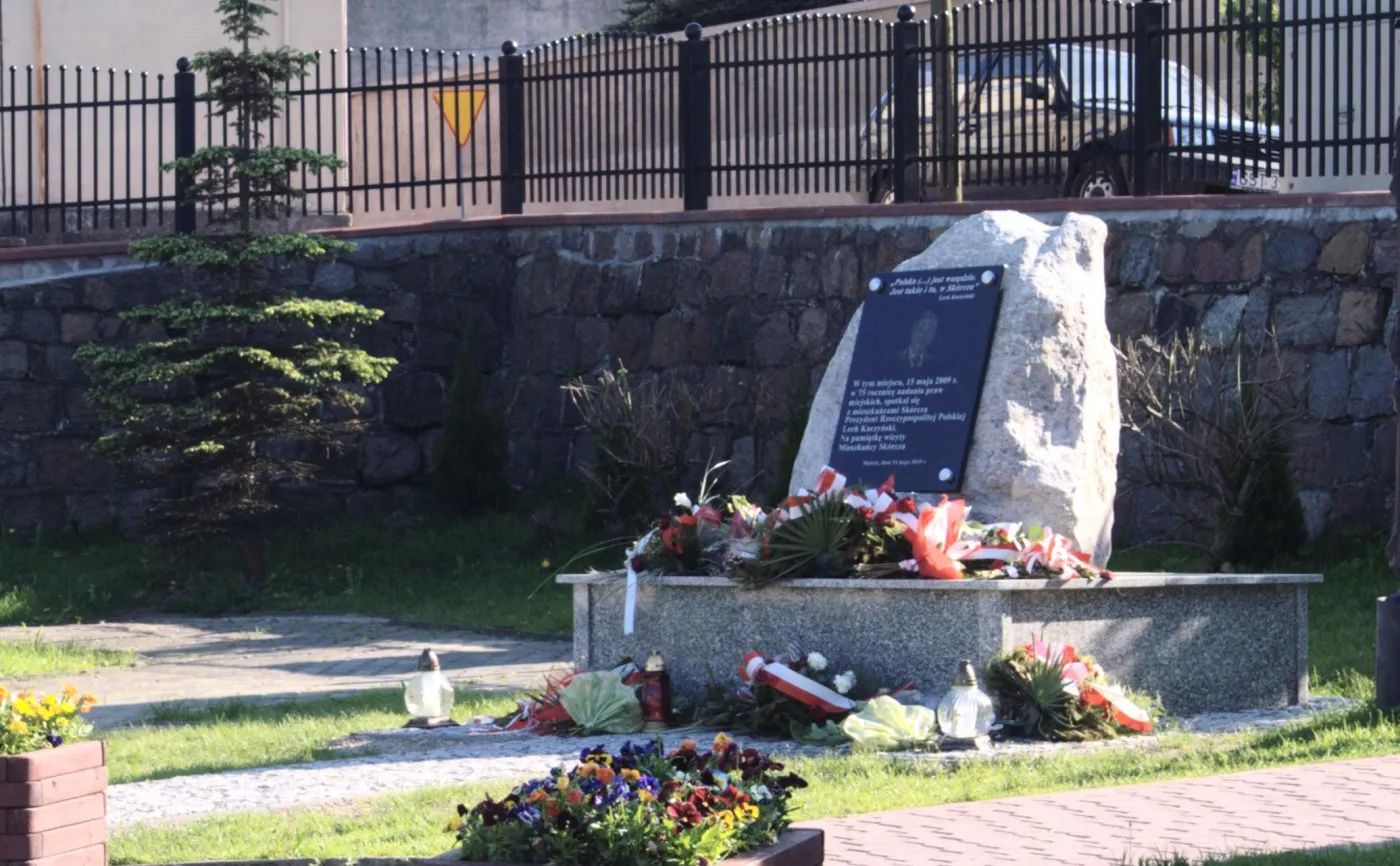 9191249-pomnik-lecha-kaczynskiego-w-skorczu.jpg