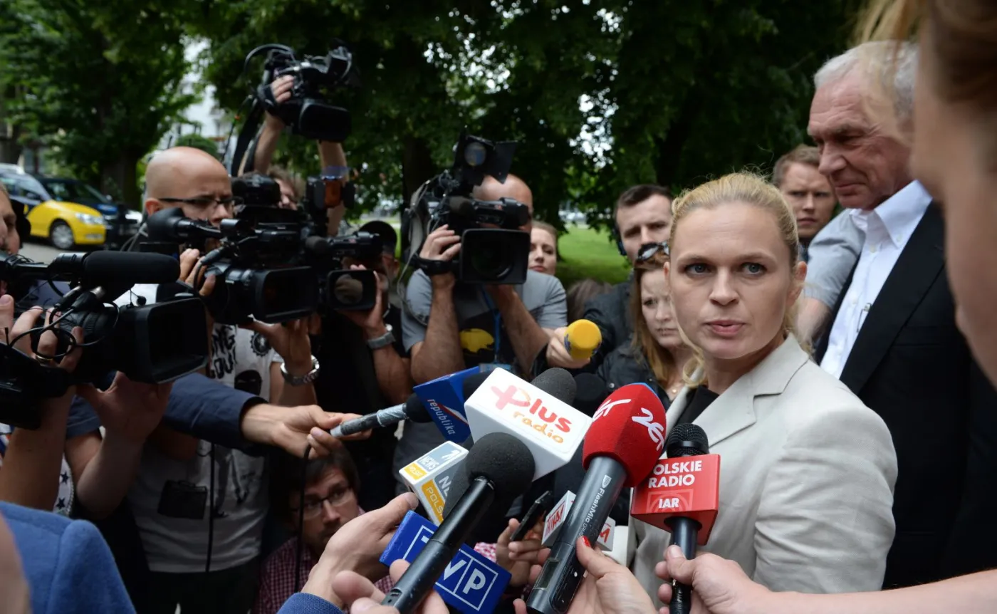 Barbara Nowacka (2P) i Jerzy Nowacki (P) po spotkaniu w Prokuraturze Krajowej w Warszawie