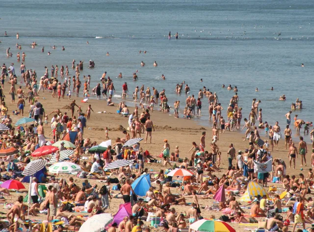 Boją się zamachów i uchodźców, dlatego przyjadą nad Bałtyk. Niespodziewani goście zdominują polskie plaże?