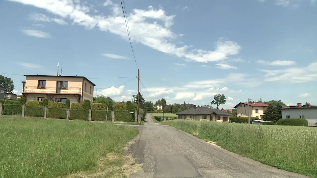 Ojciec potrącił pod domem dwuletnią córkę. Dziecko nie żyje