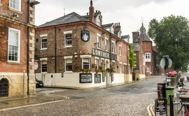 "Szczuta przez tabloidy prowincjonalna Anglia się wściekła. Wroga podano jej na tacy"