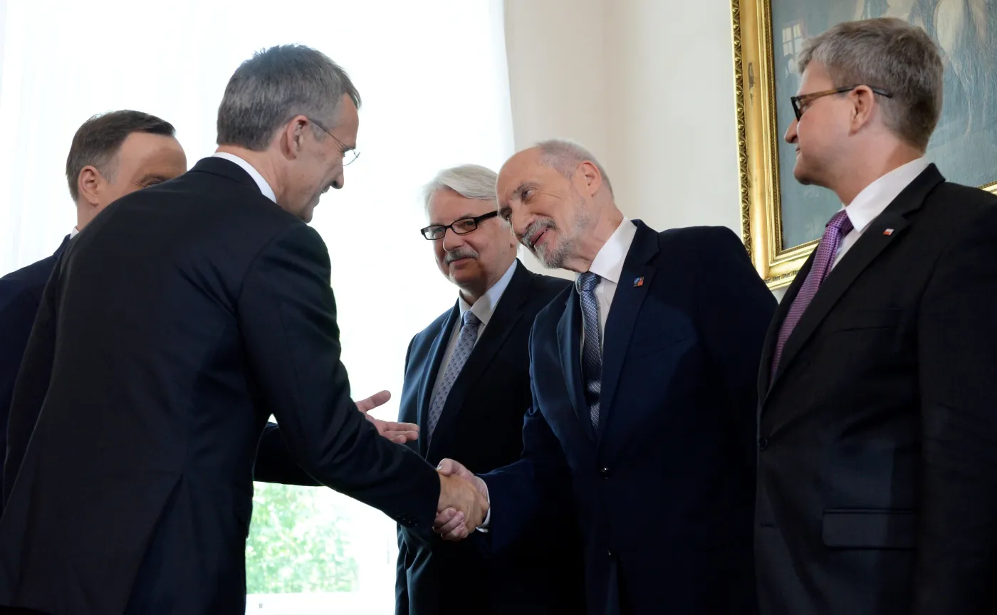  Prezydent Andrzej Duda (L) i sekretarz generalny Sojuszu Północnoatlantyckiego Jens Stoltenberg (2L) witają się z ministrem spraw zagranicznych Witoldem Waszczykowskim (3P), ministrem obrony narodowej Antonim Macierewiczem (2P) i szefem BBN Pawłem Solochem (P)