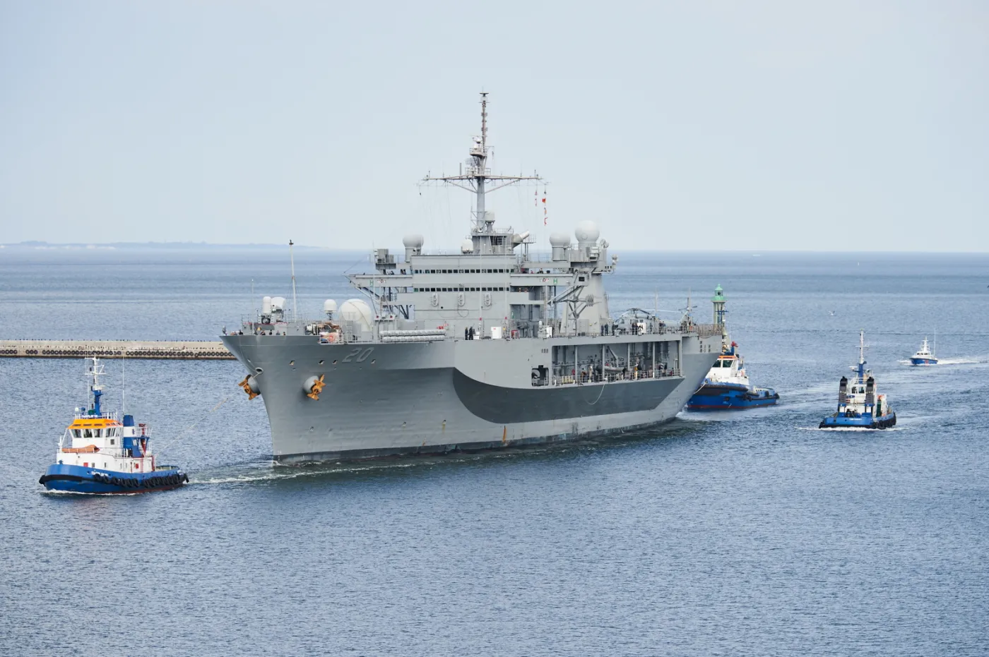 9282049-amerykanski-okret-uss-mount-whitney.jpg