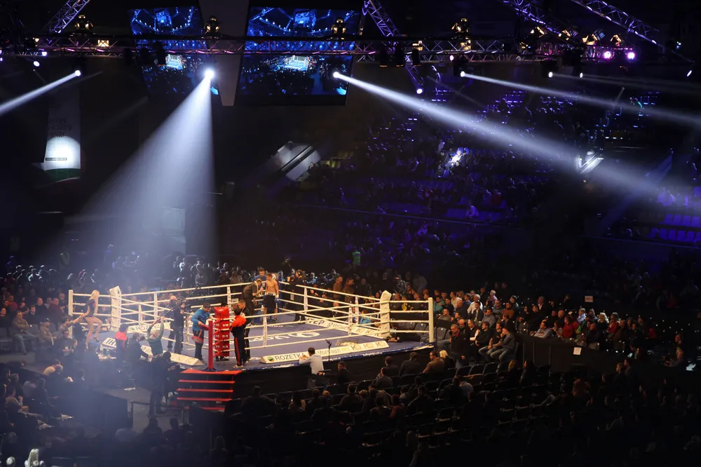 Pogromca Szpilki obronił mistrzowski pas. Od 4 rundy walczył ze złamaną ręką