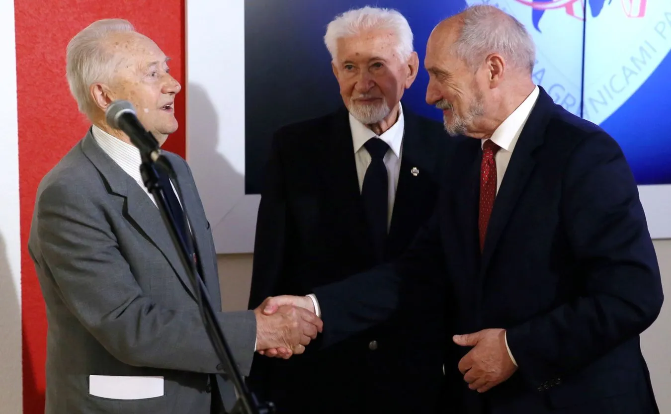 Antoni Macierewicz, prezes Światowego Związku Żołnierzy AK mjr Leszek Żukowski i płk dr inż. Zbigniew Zaborowski 