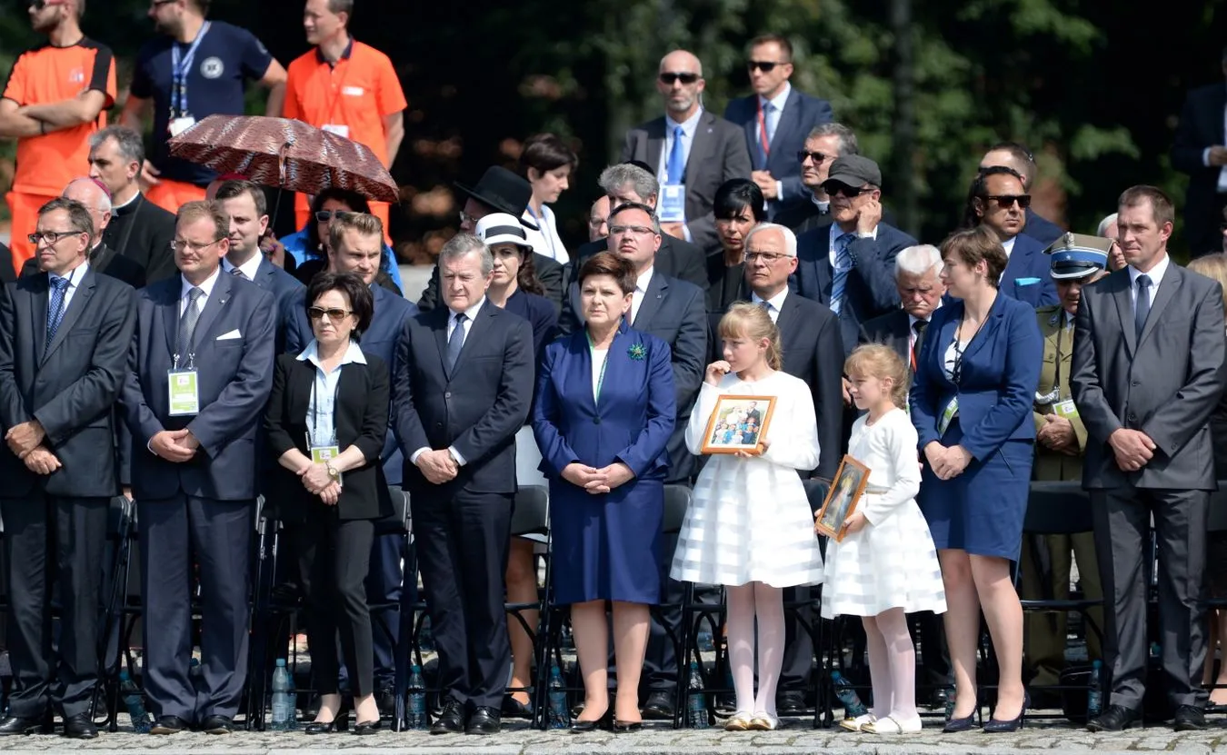 9319300-przedstawiciele-wladz-i-sprawiedliwi.jpg