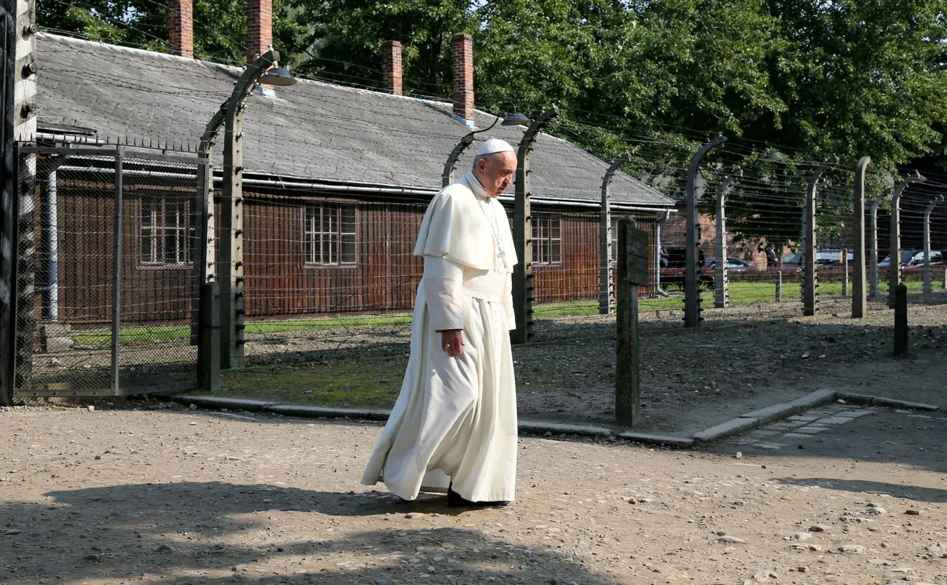 9318443-papiez-franciszek-na-terenie-bylego.jpg