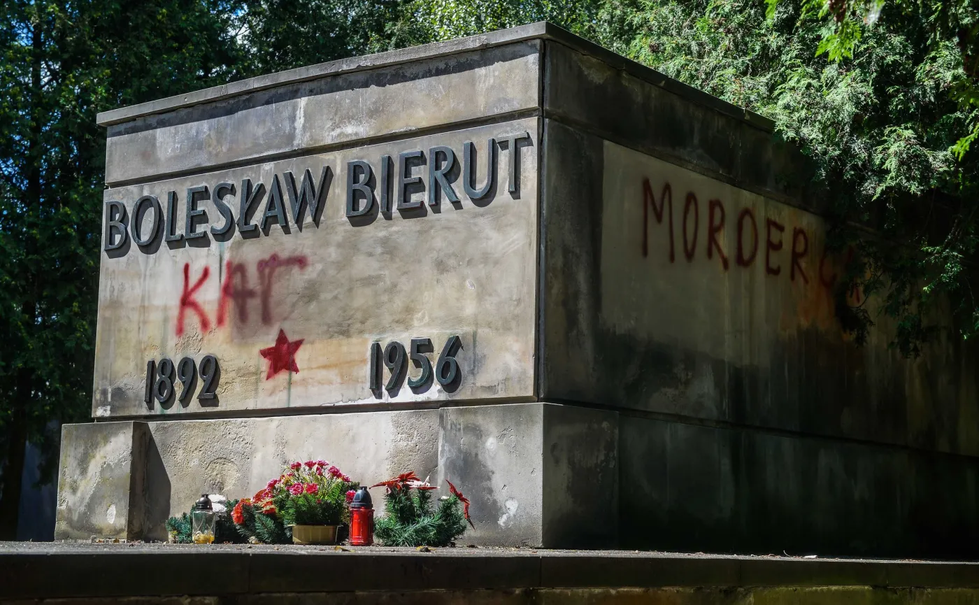 Zdewastowany grób Bolesława Bieruta na warszawskich Powązkach Wojskowych