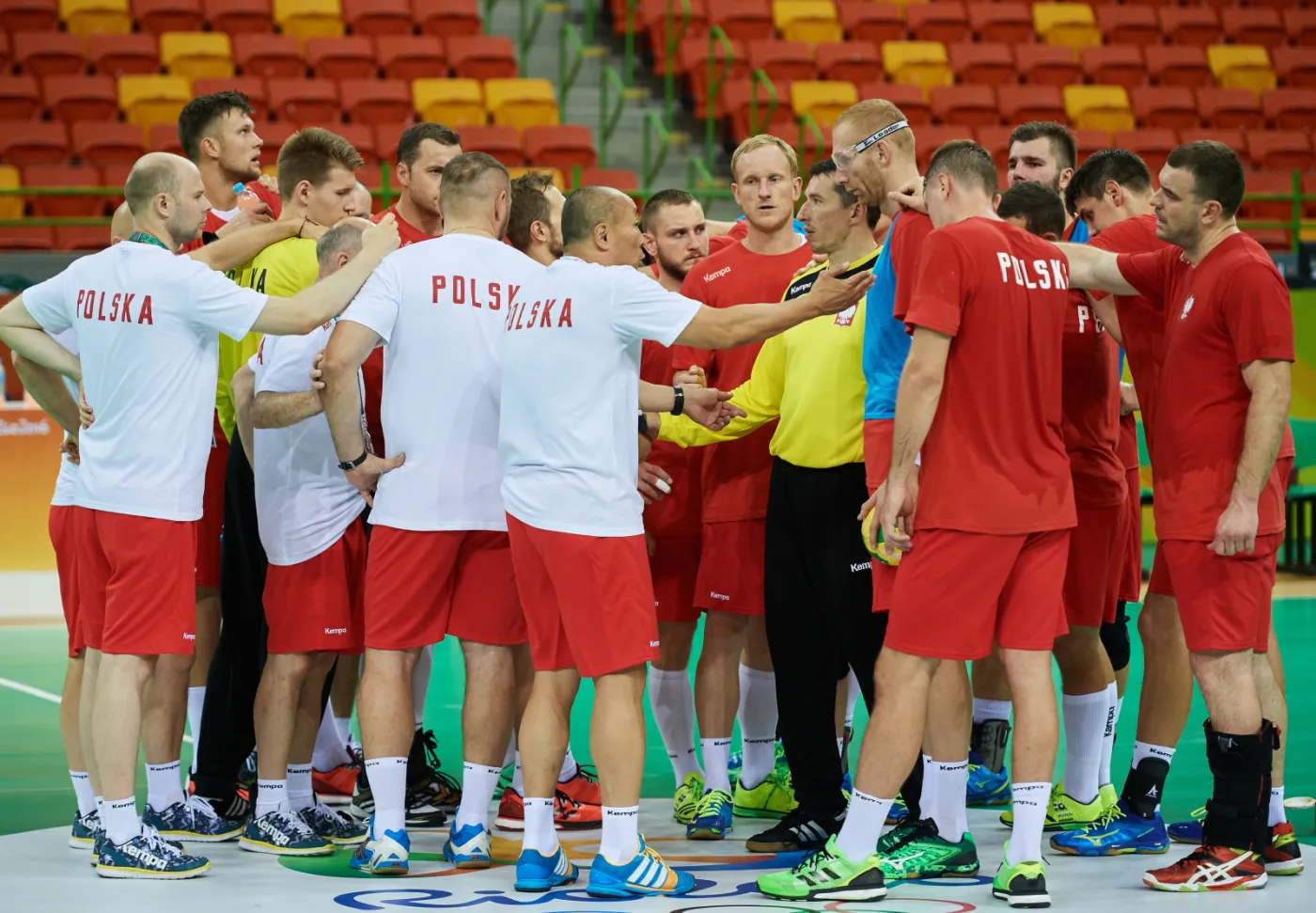 Trener reprezentacji Polski w piłce ręcznej mężczyzn Tałant Dujszebajew rozmawia ze swoimi zawodnikami 