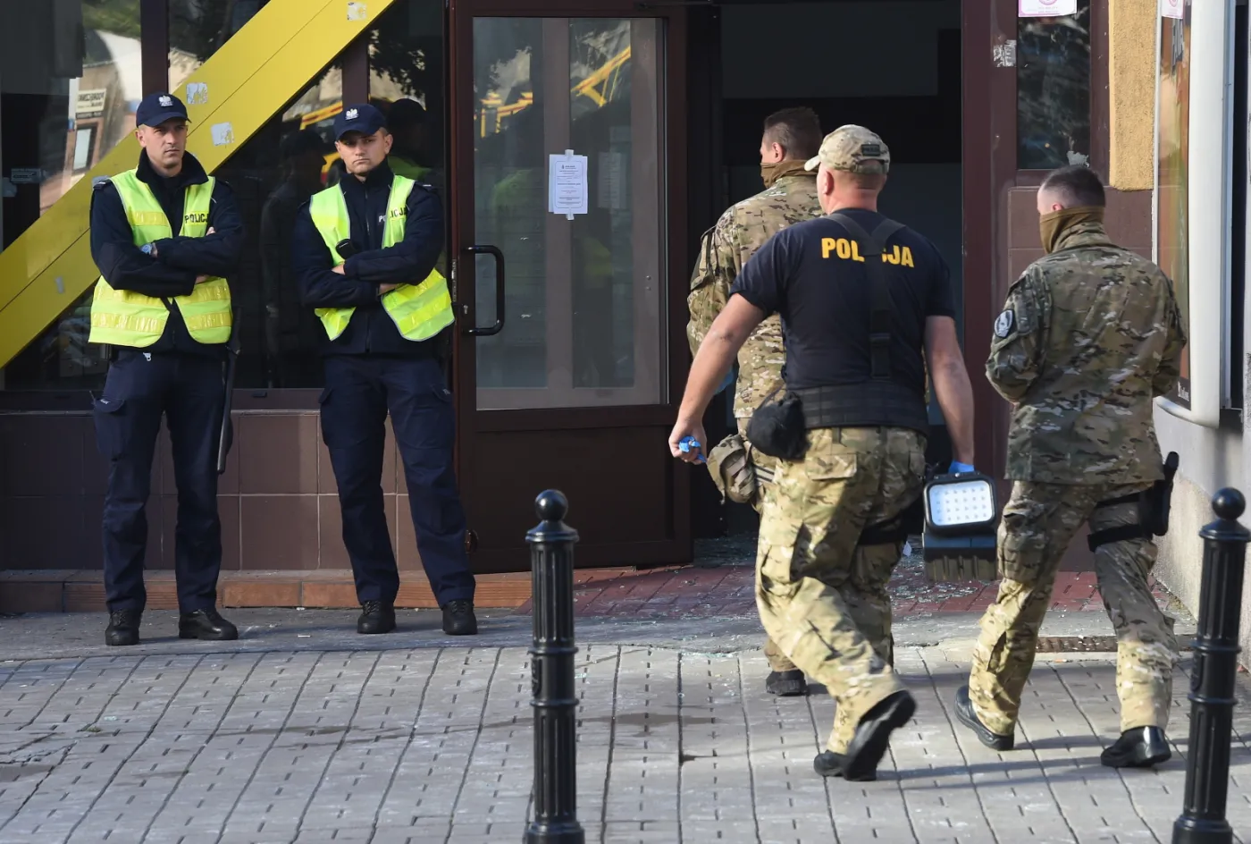  Policjanci koło bloku mieszkalnego przy ul. Śliskiej 10 w Warszawie