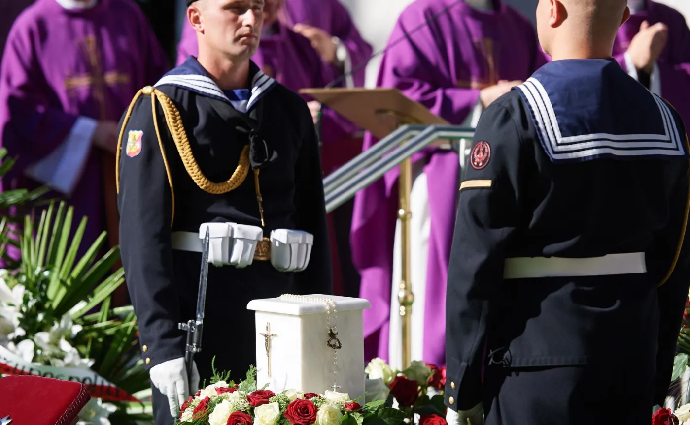 Urna z prochami zmarłej, wystawiona w kaplicy nowej Cmentarza Srebrzysko