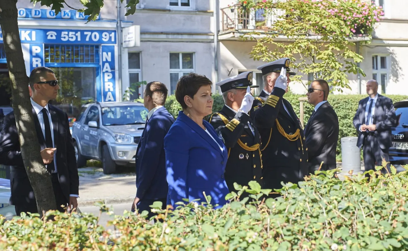 Premier Beata Szydło składa kwiaty przed tablicą upamiętniającą Lecha Kaczyńskiego