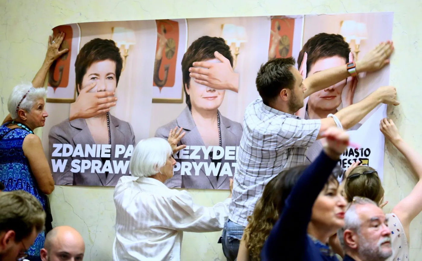 Protestujący podczas Rady Warszawy ws. reprywatyzacji 