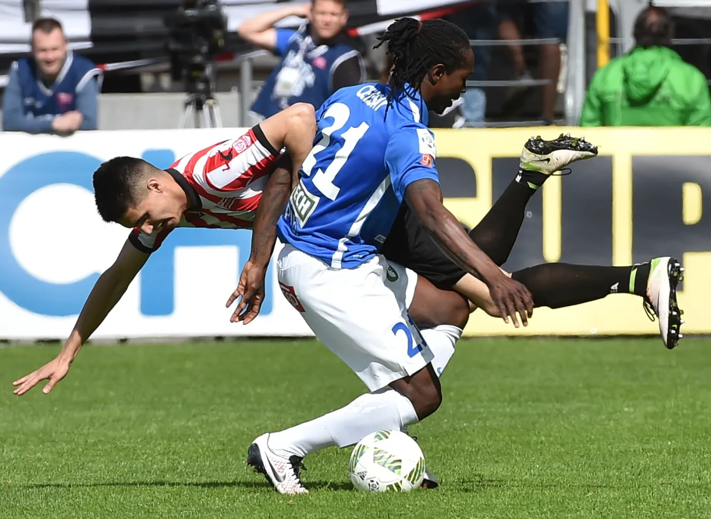 Zawodnik Cracovii Bartosz Kapustka (L) oraz Kebba Ceesay z Lecha Poznań