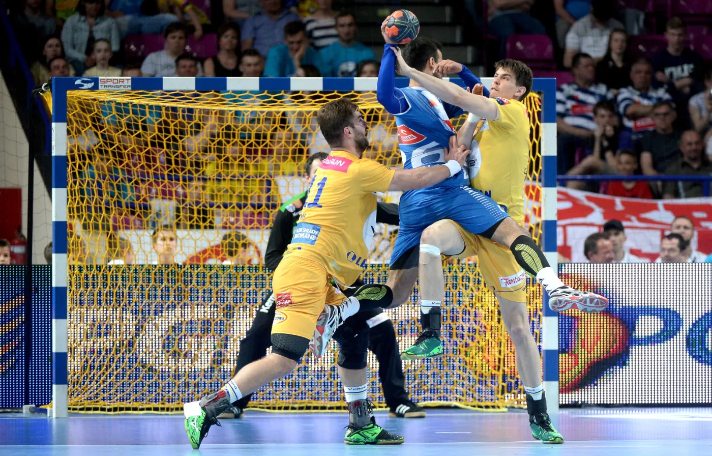 Zawodnicy Vive Tauron Kielce Piotr Chrapkowski (P) i Mateusz Kus (L) oraz Marko Tarabochia (C) z Orlenu Wisły Płock podczas meczu finałowego Pucharu Polski piłkarzy ręcznych w Warszawie