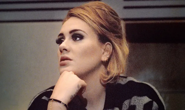 Adele śpiewa "Send My Love (To Your New Lover)" i podpisuje najwyższy kontrakt w historii