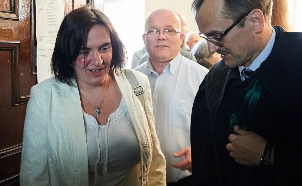Radna PiS Anna Kołakowska opuszcza salę rozpraw w Sądzie Rejonowym w Gdańsku