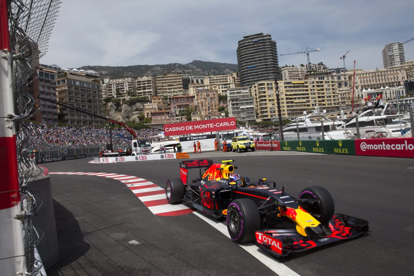 9087056-max-verstappen-rozbil-bolid-podczas.jpg