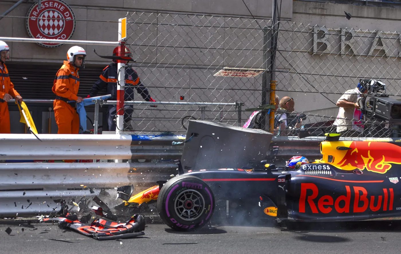 9087120-max-verstappen-rozbil-bolid-podczas.jpg