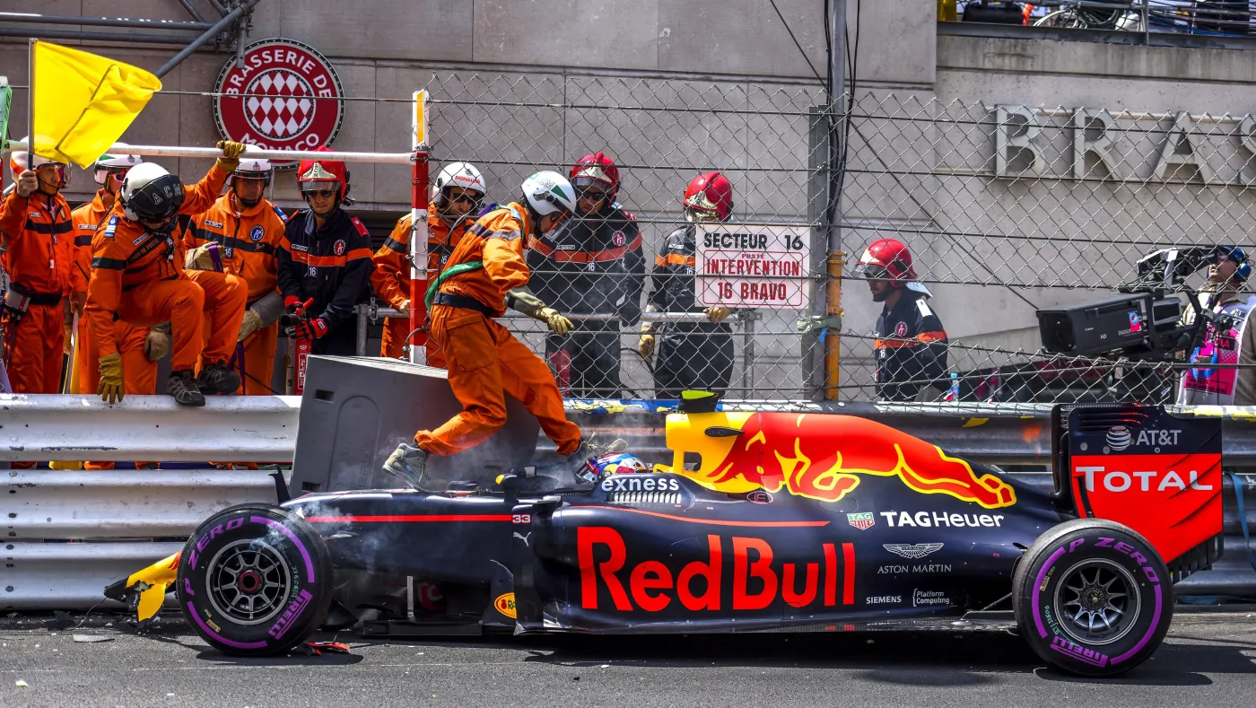 9087152-max-verstappen-rozbil-bolid-podczas.jpg
