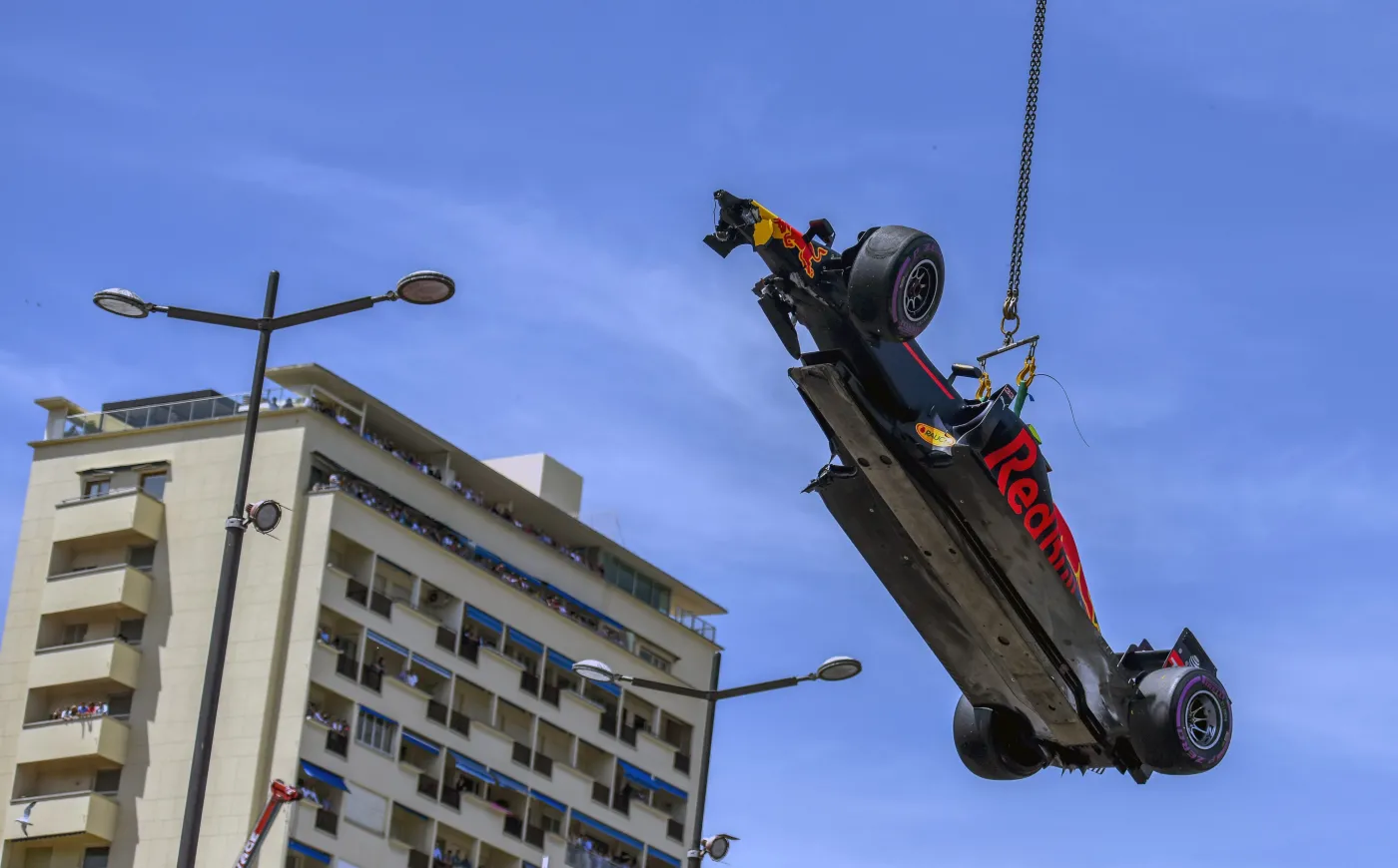 9087184-max-verstappen-rozbil-bolid-podczas.jpg