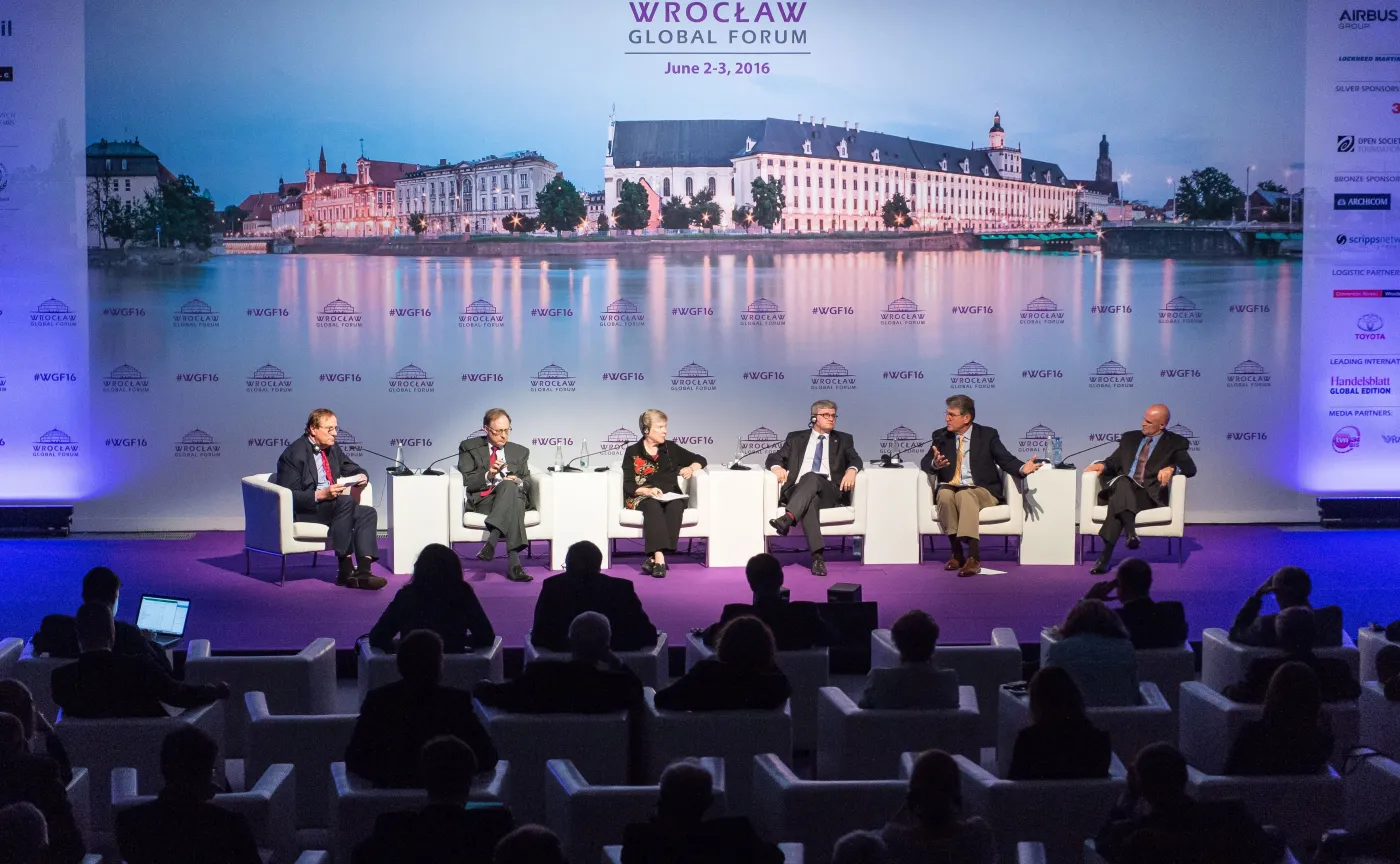 Prezydent Atlantic Council Frederick Kempe, zastępca sekretarza generalnego NATO Alexander Vershbow, podsekretarz stanu USA ds. kontroli zbrojeń i bezpieczeństwa międzynarodowego Rose Gottemoeller, szef BBN Paweł Soloch, senator USA Joe Manchin i zastępca dowódcy generalnego 4. Dywizji Piechoty armii amerykańskiej generał James J. Mingus podczas panelu dyskusyjnego "Przyszłość NATO i Szczyt w Warszawie", odbywającego się w ramach trwającego we Wrocławiu Wrocław Global Forum