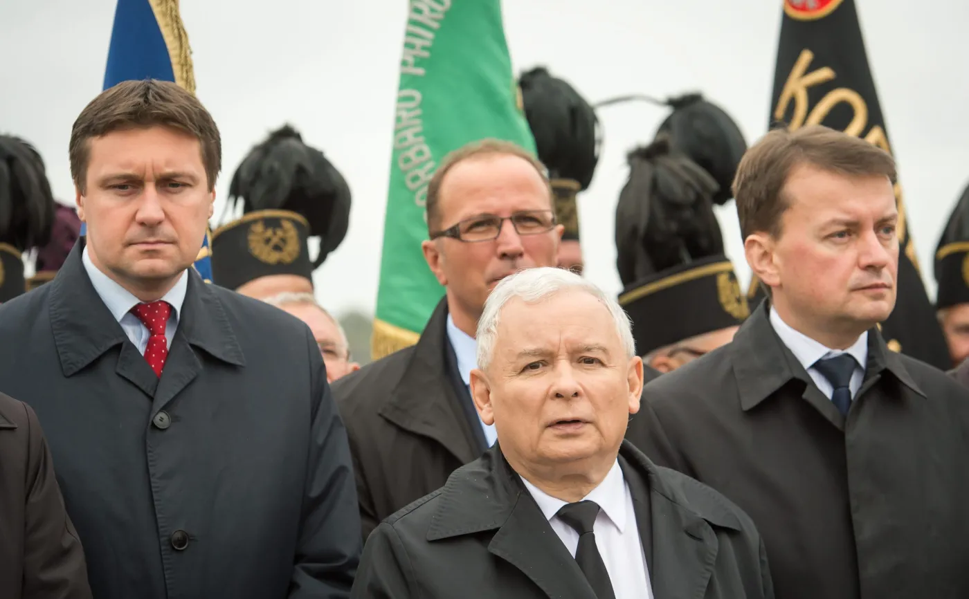 Uroczystości na tamie włocławskiej z okazji 30. rocznicy śmierci księdza Jerzego Popiełuszki. Prezes PiS Jarosław Kaczyński, poseł PiS Mariusz Błaszczak i poseł PiS Łukasz Zbonikowski