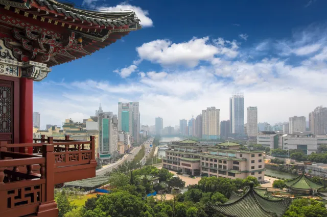 Jak się pracuje w Chinach? "Standardem jest przerwa na lunch i drzemkę, np. z głową na biurku"