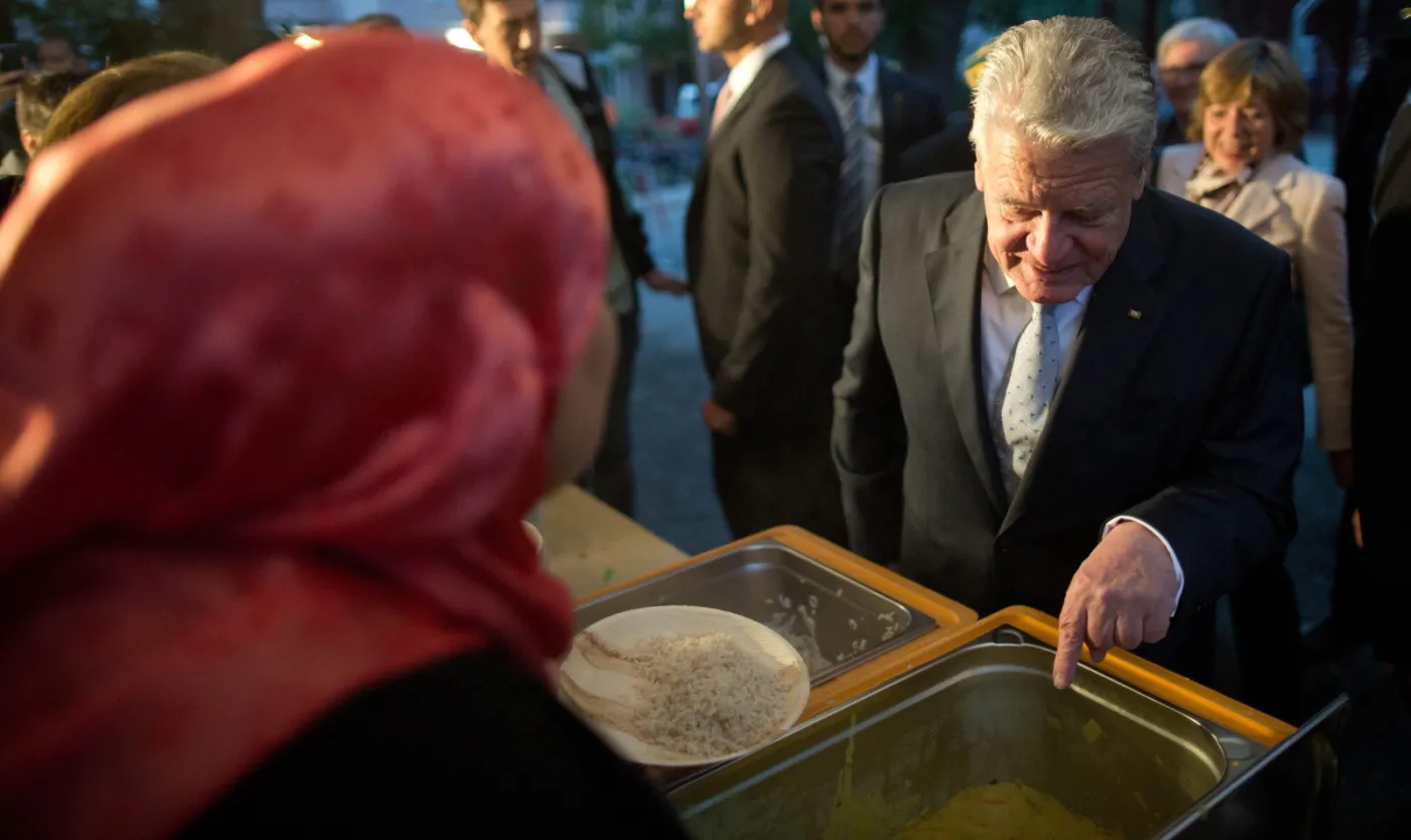 9163938-gauck-obchodzil-razem-z-muzulmanami.jpg