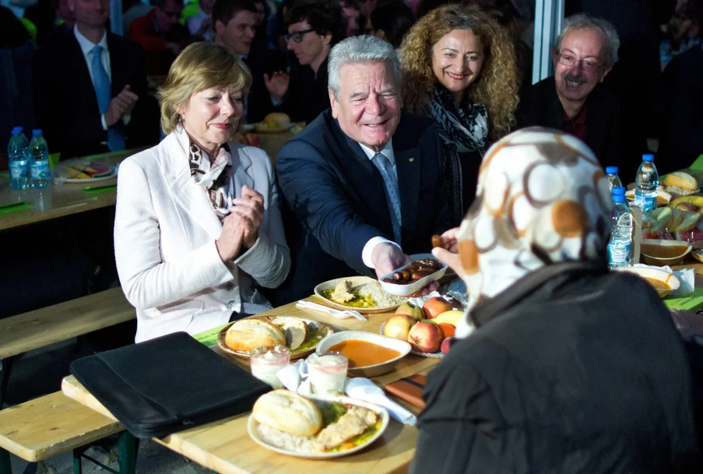 Prezydent Niemiec uczestniczył razem z muzułmanami w uroczystym posiłku po zachodzie słońca