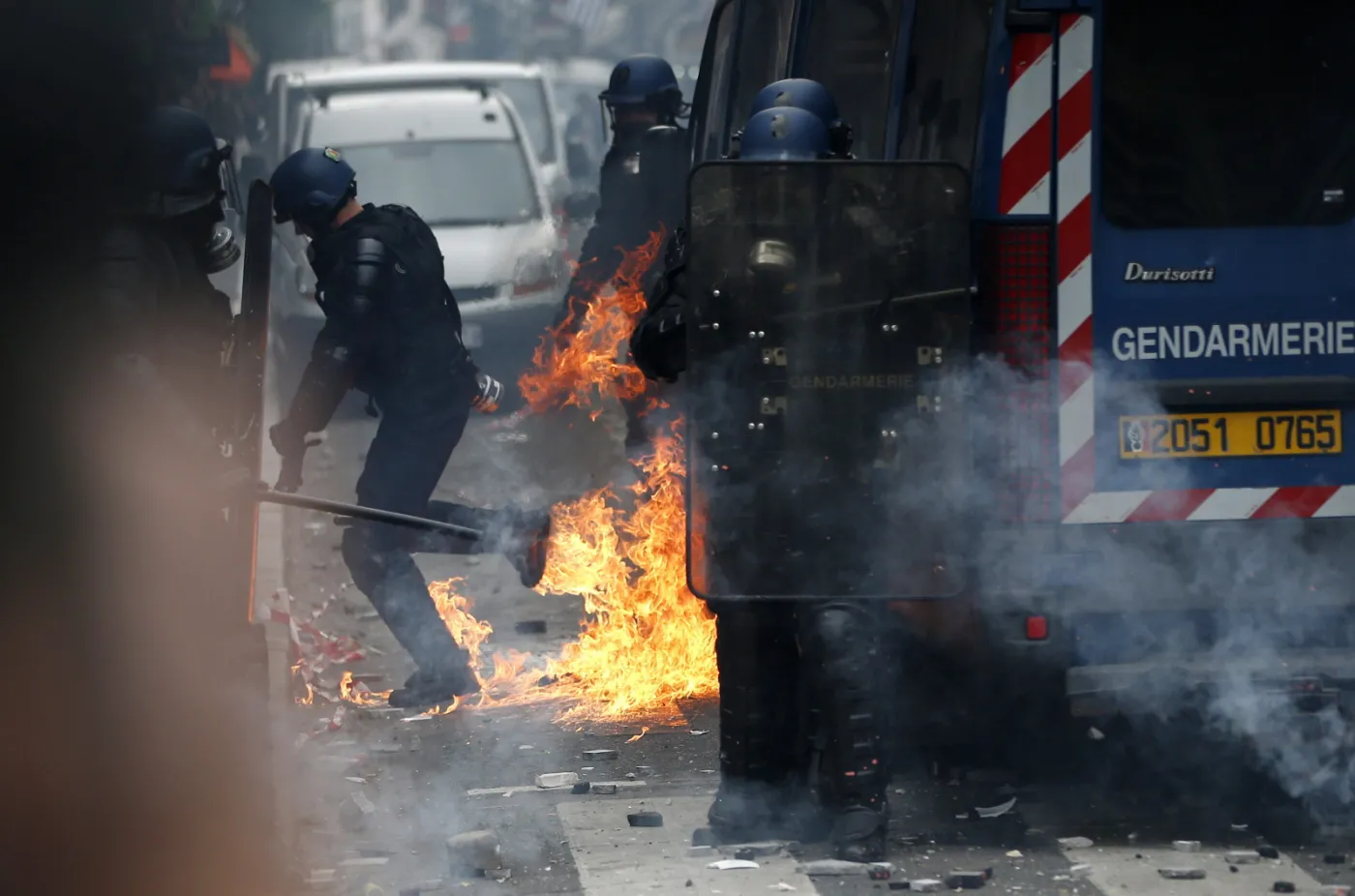 Starcia na ulicach Paryża. W ruch poszły kamienie i pałki. Policja odpowiedziała gazem i armatkami wodnymi